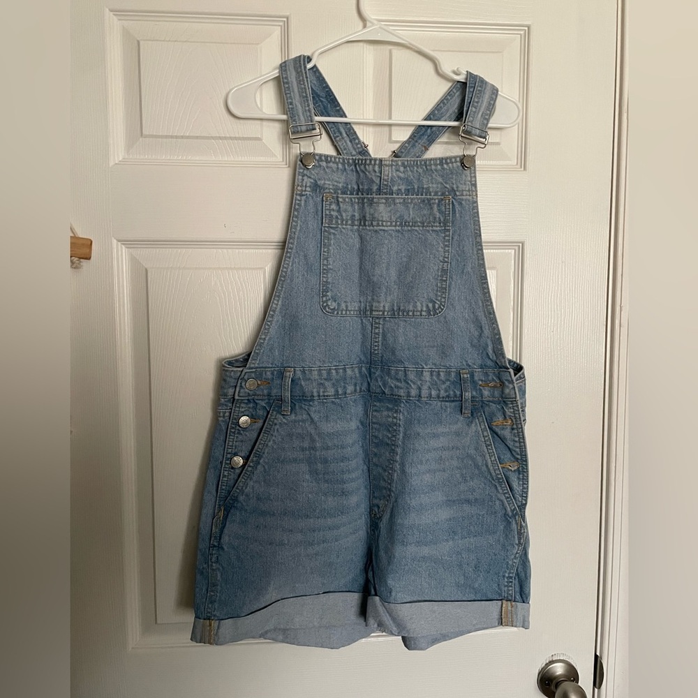 BDG Urban Outfitters Women’s 31 Light Wash Denim Short Overalls